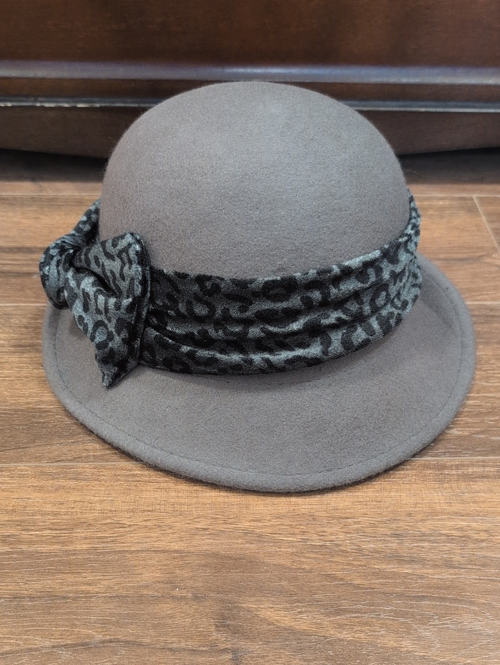 Women's Vintage Inspired 1920s Purple/Grey Wool Cloche Hat with Leopard Band
